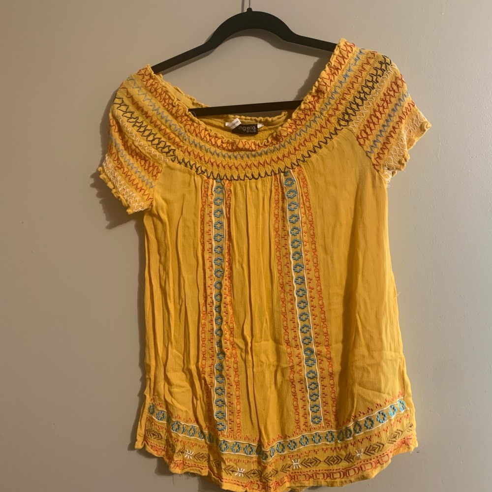 3/$32 Angela Plus Sz 1XL golden yellow on /off shoulder top w/embroidered detail